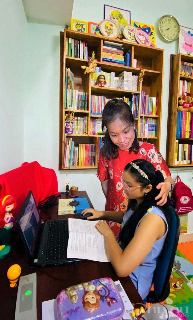 Kh&aacute;nh Linh b&ecirc;n c&ocirc; con g&aacute;i nhỏ.