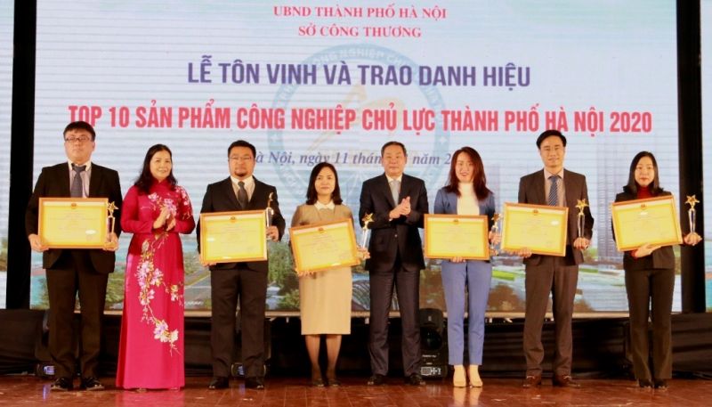 Phó Chủ tịch UBND TP Hà Nội Lê Hồng Sơn và Phó Giám đốc phụ trách Sở Công Thương Hà Nội Trần Thị Phương Lan trao chứng nhận Top 10 sản phẩm công nghiệp chủ lực