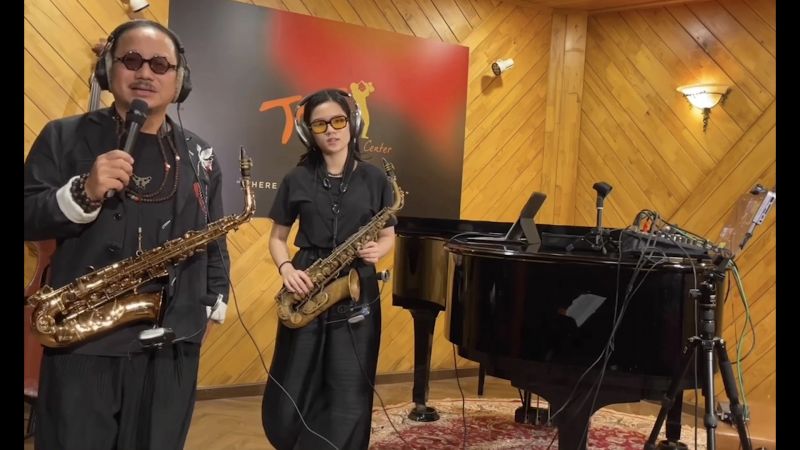Nghệ sĩ saxophone Trần Mạnh Tuấn và con gái An Trần Nghệ sĩ saxophone Trần Mạnh Tuấn và con gái An Trần