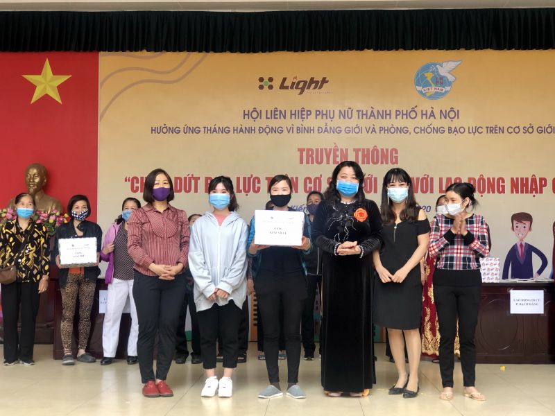 Đ/c Nguyễn Thị Thu Thủy trao giải Nhất cuộc thi Rung chuông vàng về tìm hiểu kiến thức pháp luật về phòng, chống bạo lực , xâm hại phụ nữ, trẻ em cho Đội nữ LĐDC phường Phúc Tân, quận Hoàn Kiếm Đ/c Nguyễn Thị Thu Thủy trao giải Nhất cuộc thi Rung chuông vàng về tìm hiểu kiến thức pháp luật về phòng, chống bạo lực , xâm hại phụ nữ, trẻ em cho Đội nữ LĐDC phường Phúc Tân, quận Hoàn Kiếm