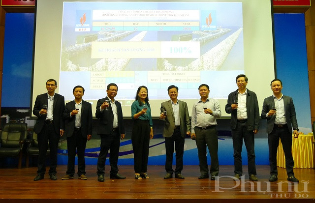 Ban lãnh đạo Công ty, CĐCS chúc mừng khối Sản xuất “về đích sớm” chỉ tiêu sản lượng. Ban lãnh đạo Công ty, CĐCS chúc mừng khối Sản xuất “về đích sớm” chỉ tiêu sản lượng.