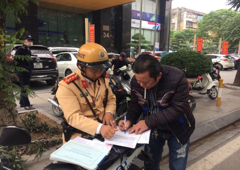 Lực lượng CSGT H&agrave; Nội tăng cường kiểm tra xử l&yacute; về dừng, đỗ xe sai quy định