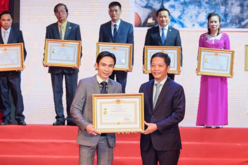 Bộ trưởng Bộ C&ocirc;ng Thương trao tặng danh hiệu Nghệ nh&acirc;n Ưu t&uacute; cho c&aacute;c c&aacute; nh&acirc;n