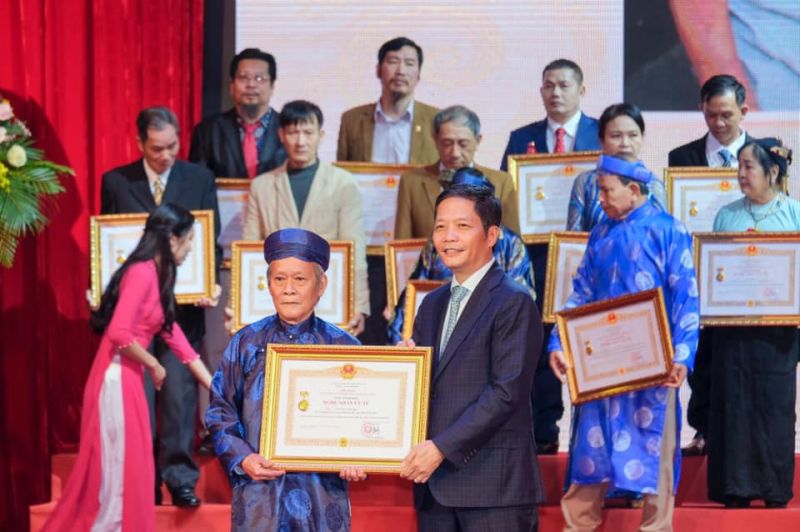 Bộ trưởng Bộ C&ocirc;ng Thương trao tặng danh hiệu Nghệ nh&acirc;n ưu t&uacute; cho c&aacute;c c&aacute; nh&acirc;n
