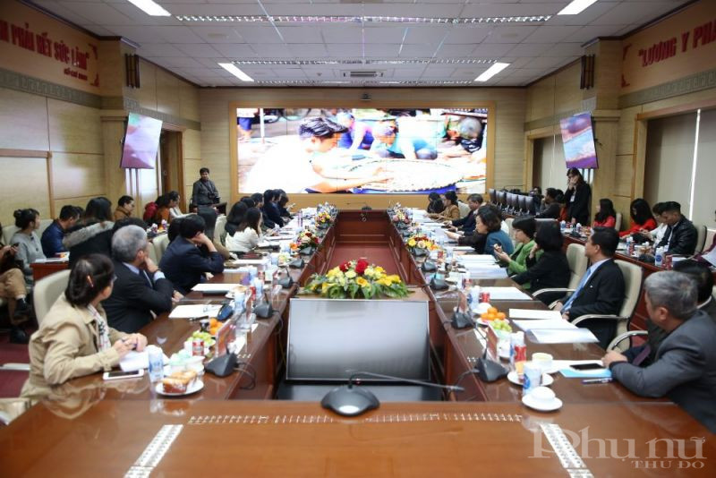 Các đại biểu xem video giới thiệu về phần mềm “Xây dựng thực đơn cân bằng dinh dưỡng cho phụ nữ mang thai, bà mẹ cho con bú và trẻ em từ 7 tháng đến 60 tháng tuổi”