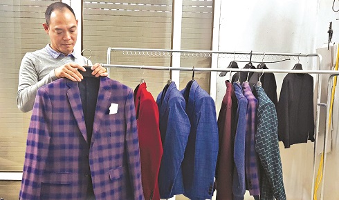 Anh Trần Văn Tuấn, Hội trưởng Hội L&agrave;ng nghề may Từ Thuận giới thiệu sản phẩm