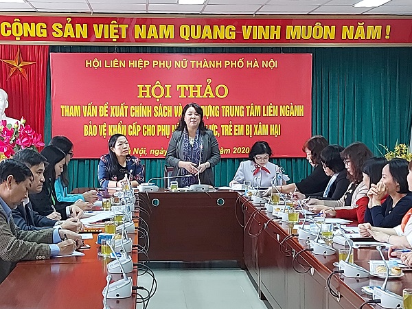 B&agrave; Nguyễn Thị Thu Thủy, Ph&oacute; Chủ tịch  Thường trực Hội LHPN TP H&agrave; Nội ph&aacute;t biểu tại hội thảo