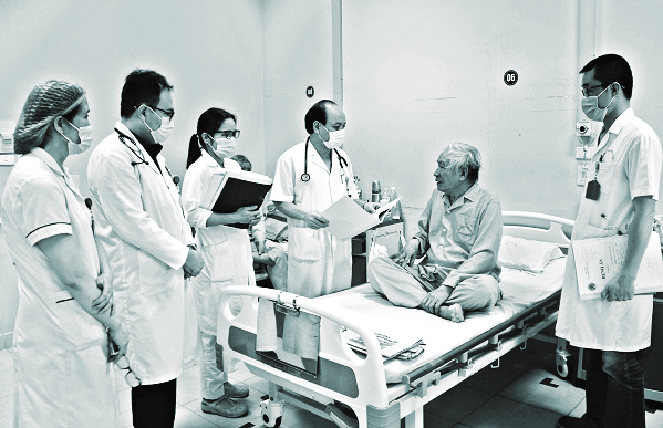 B&aacute;c sĩ BV Hữu Nghị thăm kh&aacute;m cho người bệnh. Ảnh BVCC