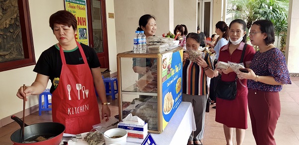 Gian h&agrave;ng chả ốc, nem ốc của HVPN quận Đống Đa tại Chương tr&igrave;nh kết nối hỗ trợ trưng b&agrave;y sản phẩm cho phụ nữ khởi nghiệp năm 2020