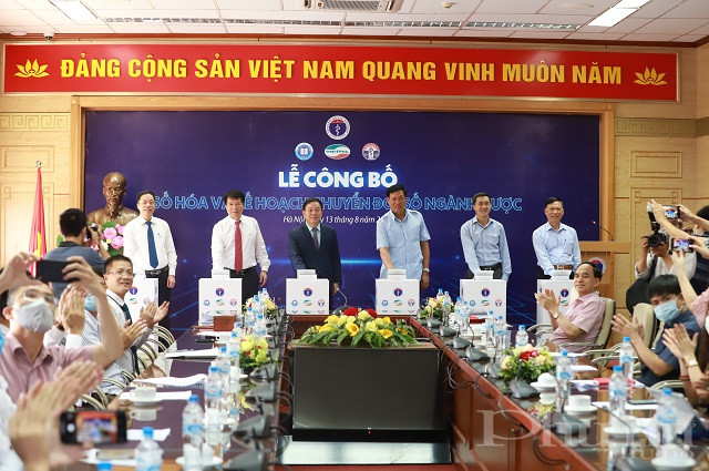 C&aacute;c đại biểu bấm n&uacute;t khởi động L&ecirc; c&ocirc;ng bố