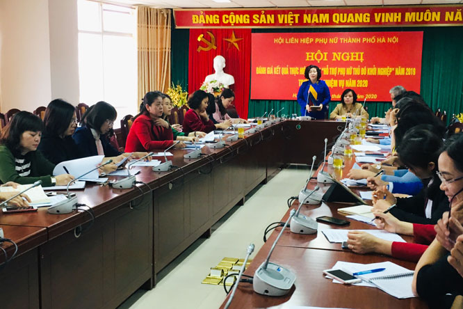 Ph&oacute; Chủ tịch Hội Li&ecirc;n hiệp Phụ nữ th&agrave;nh phố H&agrave; Nội L&ecirc; Thị Thi&ecirc;n Hương ph&aacute;t biểu tại hội nghị.