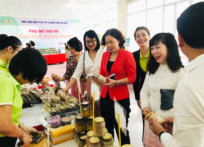 C&aacute;c đại biểu tham quan c&aacute;c gian h&agrave;ng thực phẩm sạch b&ecirc;n lề hội nghị.