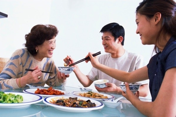 Mẹ vợ thích can thiệp  vào cuộc sống của vợ chồng con - ảnh 1