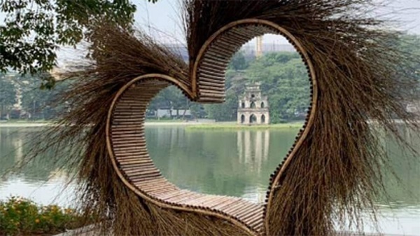 Sản phẩm đan l&aacute;t n&agrave;y được cho l&agrave; kh&ocirc;ng ph&ugrave; hợp kh&ocirc;ng gian hồ GươmẢNH: CHỤP TỪ FB