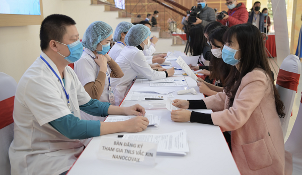 C&aacute;c t&igrave;nh nguyện vi&ecirc;n được tư vấn kỹ lưỡng về điều kiện, quy tr&igrave;nh, rủi ro c&oacute; thể xảy ra&hellip; trước khi đăng k&yacute; ti&ecirc;m thử nghiệm l&acirc;m s&agrave;ng vắc-xin ngừa Covid-19