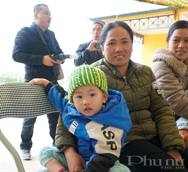 Chị Mùi Thị En và con trai.