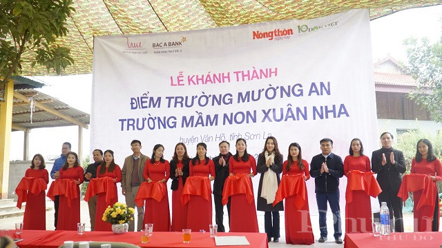 Đại diện chính quyền địa phương, Quỹ Vì Tầm Vóc Việt, Ngân hàng TMCP Bắc Á và báo Nông thôn Ngày nay cắt băng khánh thành điểm trường Mường An, trường mầm non Xuân Nha.