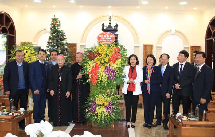 Phó Bí thư Thường trực Thành ủy Nguyễn Thị Tuyến tặng hoa chúc mừng Giáng sinh Tòa Giám mục Hưng Hóa Phó Bí thư Thường trực Thành ủy Nguyễn Thị Tuyến tặng hoa chúc mừng Giáng sinh Tòa Giám mục Hưng Hóa