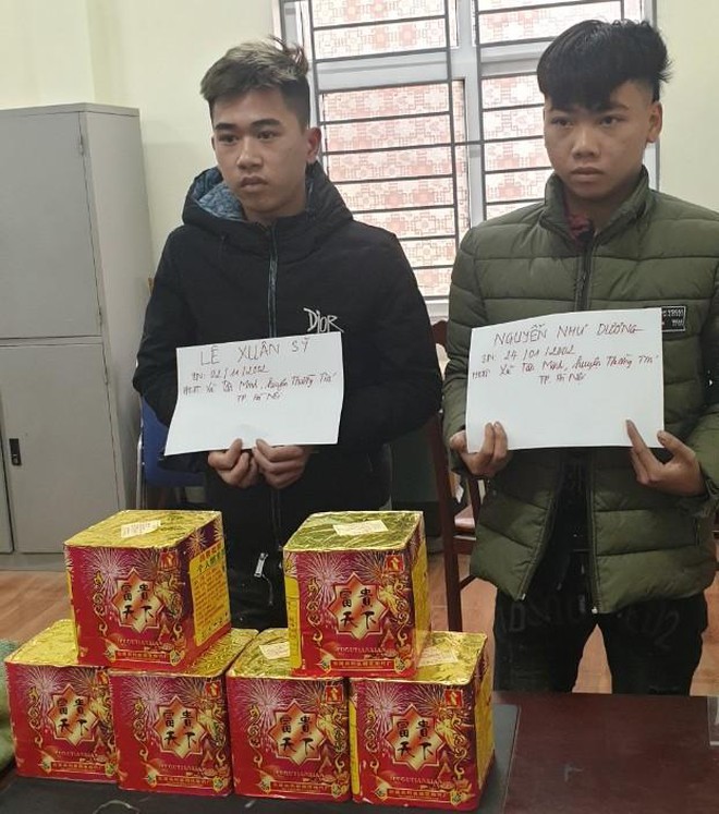 Hai đối tượng v&agrave; tang vật