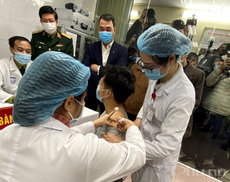 Tình nguyện viên đầu tiên được tiêm thử nghiệm vắc-xin ngừa Covid-19  Tình nguyện viên đầu tiên được tiêm thử nghiệm vắc-xin ngừa Covid-19