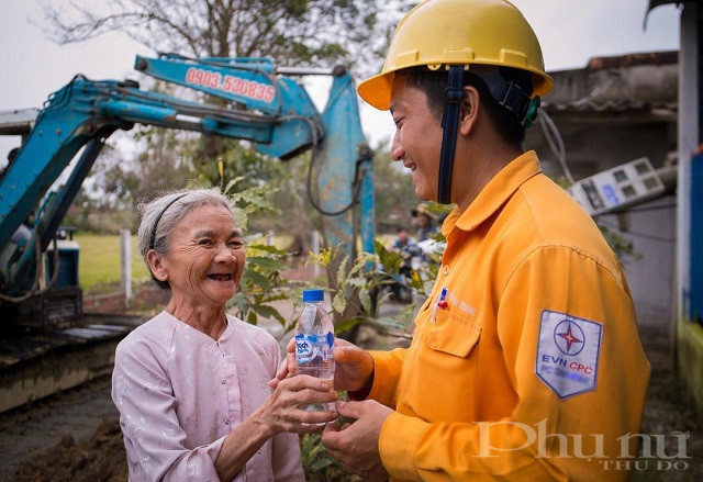 EVN đã chủ động đề xuất Chính phủ, Bộ Công Thương và các Bộ, ngành liên quan để giảm giá điện, giảm tiền điện đợt 2 cho các khách hàng chịu ảnh hưởng bởi dịch Covid-19. EVN đã chủ động đề xuất Chính phủ, Bộ Công Thương và các Bộ, ngành liên quan để giảm giá điện, giảm tiền điện đợt 2 cho các khách hàng chịu ảnh hưởng bởi dịch Covid-19.