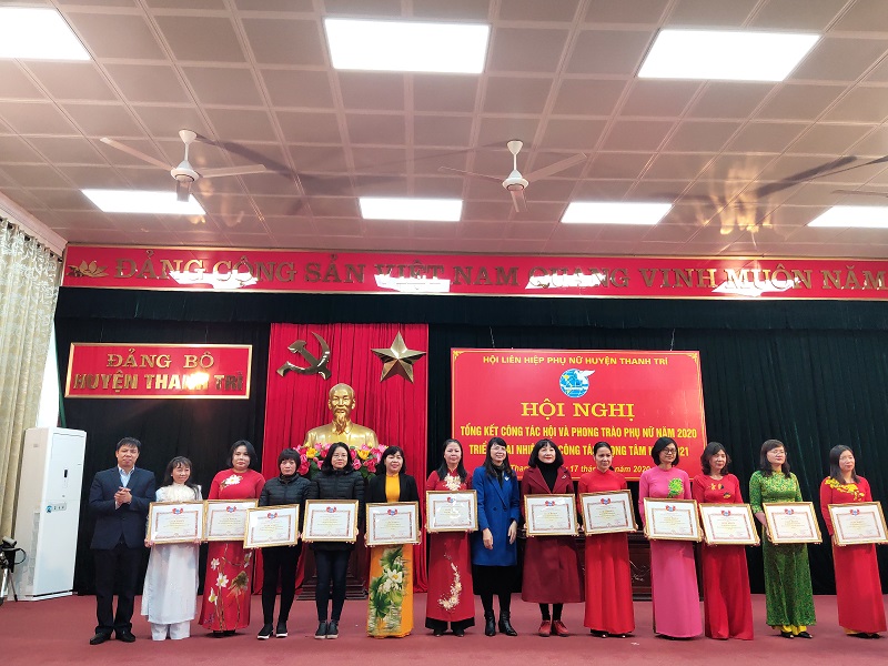Năm 2020, Hội LHPN huyện đã trao tặng  Giấy khen 16 cơ sở Hội, 16 chi hội có thành tích xuất sắc trong phong trào thi đua Năm 2020, Hội LHPN huyện đã trao tặng  Giấy khen 16 cơ sở Hội, 16 chi hội có thành tích xuất sắc trong phong trào thi đua