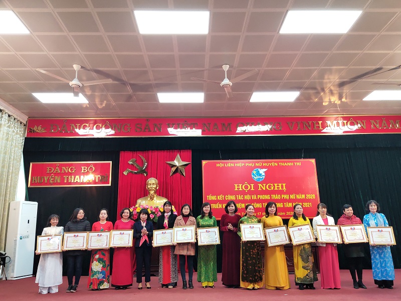 Với những nỗ lực hoạt động trong công tác Hội và phong trào thi đua nhiều cá nhân tiêu biểu xuất sắc trong năm đã được Hội PN khen thưởng Với những nỗ lực hoạt động trong công tác Hội và phong trào thi đua nhiều cá nhân tiêu biểu xuất sắc trong năm đã được Hội PN khen thưởng