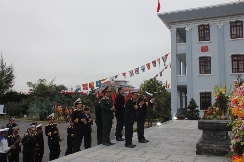 C&aacute;c đại biểu th&agrave;nh k&iacute;nh d&acirc;ng hương tưởng niệm, tri &acirc;n c&aacute;c Anh h&ugrave;ng, liệt sĩ trước khi buổi lễ diễn ra