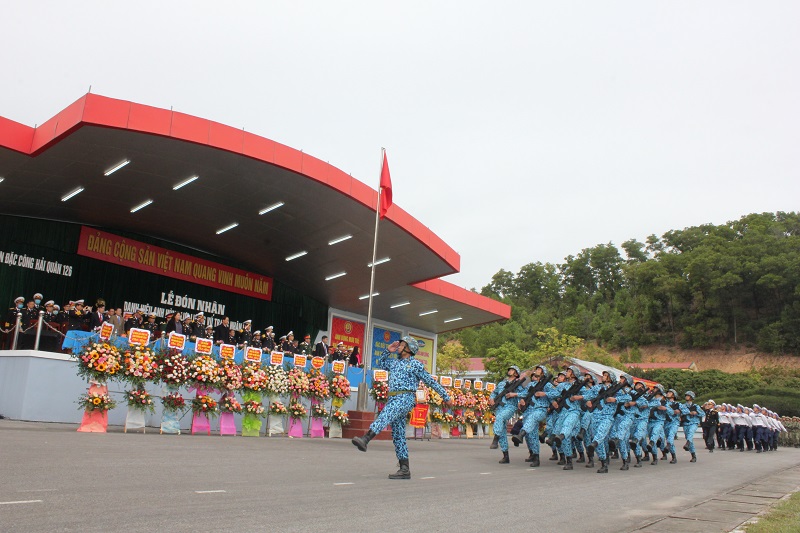 Trong buổi lễ trọng thể h&ocirc;m nay, c&aacute;n bộ, chiến sĩ Lữ đo&agrave;n Đặc c&ocirc;ng 126 nhận thức s&acirc;u sắc rằng: Mỗi th&agrave;nh t&iacute;ch, chiến c&ocirc;ng của đơn vị, đều bắt nguồn từ sự l&atilde;nh đạo, chỉ đạo, biểu dương, động vi&ecirc;n thường xuy&ecirc;n, kịp thời của Đảng ủy, Thủ trưởng Bộ Tư lệnh Qu&acirc;n chủng Hải qu&acirc;n, Thủ trưởng Bộ Tư lệnh Binh chủng Đặc c&ocirc;ng