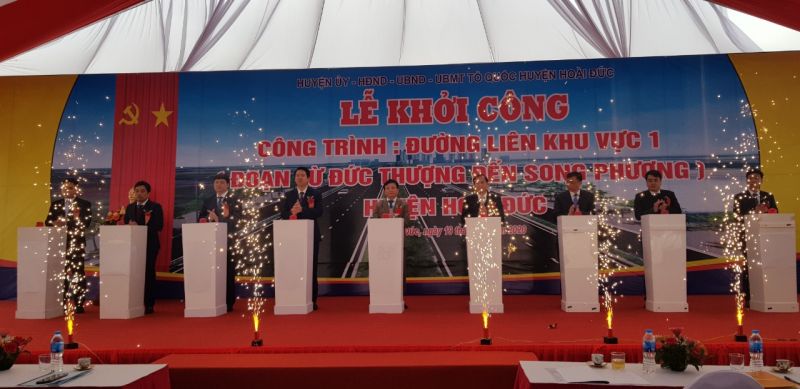 Các đại biểu bấm nút khởi công công trình Các đại biểu bấm nút khởi công công trình