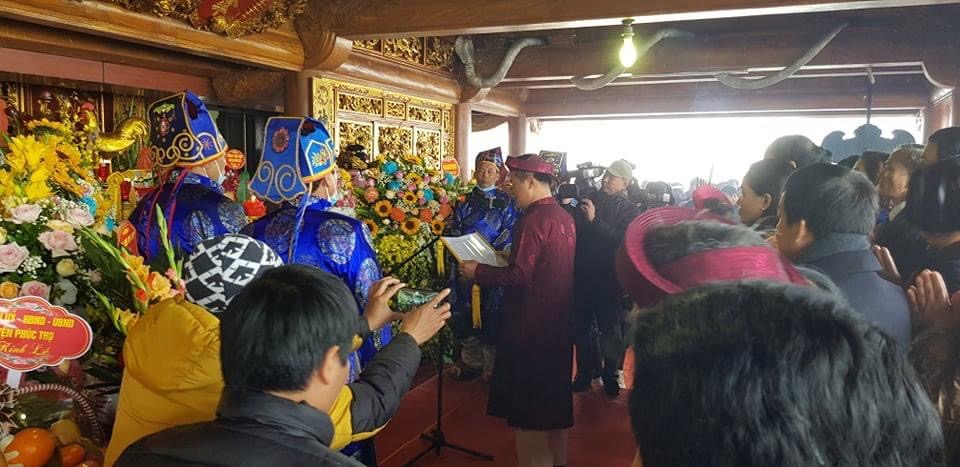 Lễ rước Đức Thánh Tản Viên Sơn lên Đền Thượng được tiến hành