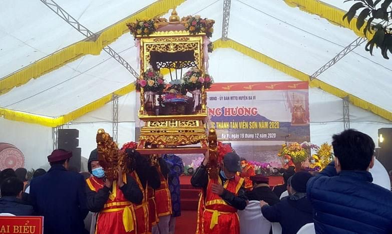 Kiệu hoa và nghi lễ được đưa lên Đền Thượng làm lễ Đức Thánh Tản Viên Sơn.