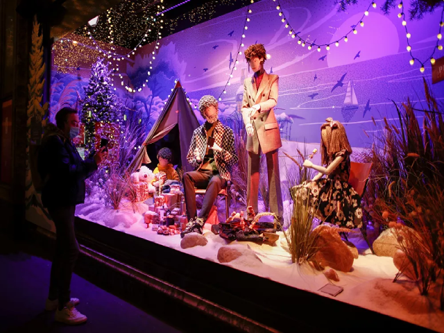 Cửa hiệu ở Paris trang hoàng đón Giáng sinh.