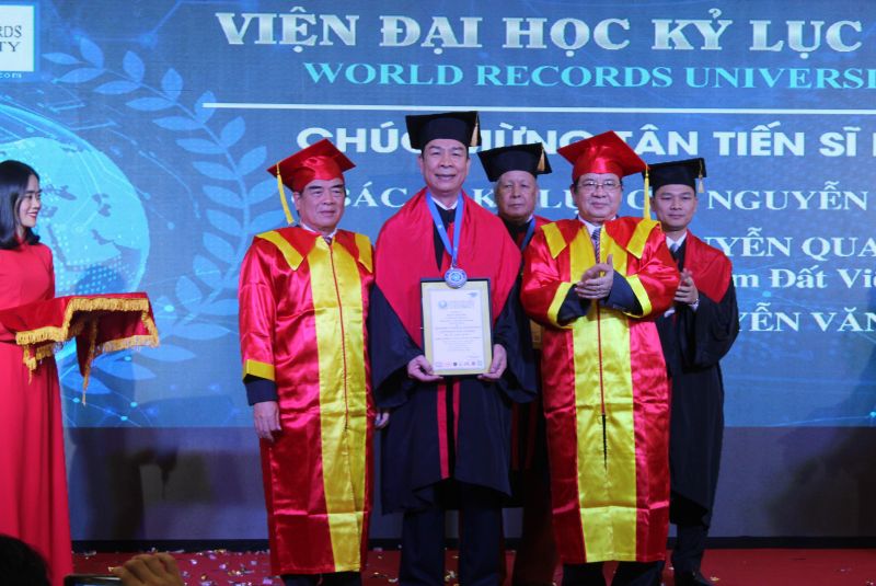 Anh h&ugrave;ng lao động Nguyễn Quang M&acirc;u &ndash; Chủ tịch HĐQT Gốm Đất Việt đ&atilde; được trao danh hiệu Tiến sĩ danh dự của Viện Đại học Kỷ lục Thế giới