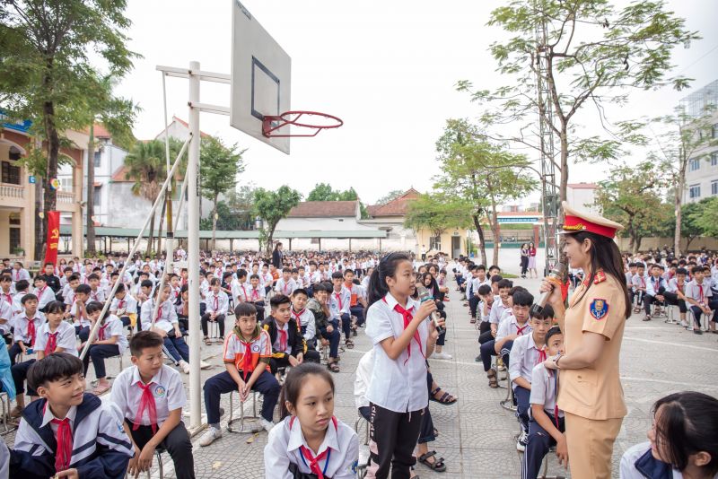 Cán bộ Đội Cảnh sát giao thông trật tự Hoài Đức tập huấn về luật giao thông cho học sinh Trường THCS Đông La