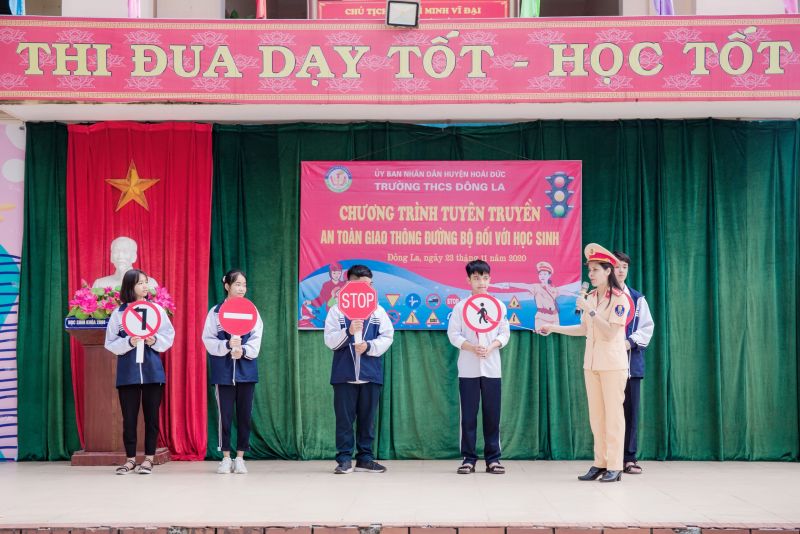 Cán bộ Cảnh sát giao thông trật tự huyện Hoài Đức tập huấn phổ biến về luật an toàn giao thông cho học sinh Trường THCS Đông La