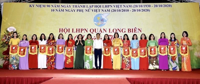 Đồng chí Lê Thị Thiên Hương - Phó Chủ tịch Hội LHPN Hà Nội và đồng chí Ngô Mạnh Điềm  Phó bí thư thường trực Quận ủy tặng cờ lưu niệm cho các đơn vị tham gia ngày hội