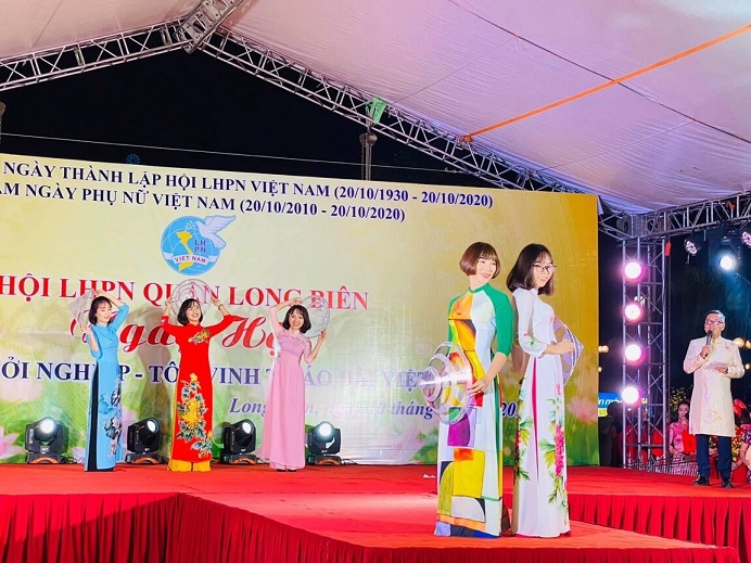 Các cán bộ, hội viên tham gia trình diễn áo dài tại ngày hội