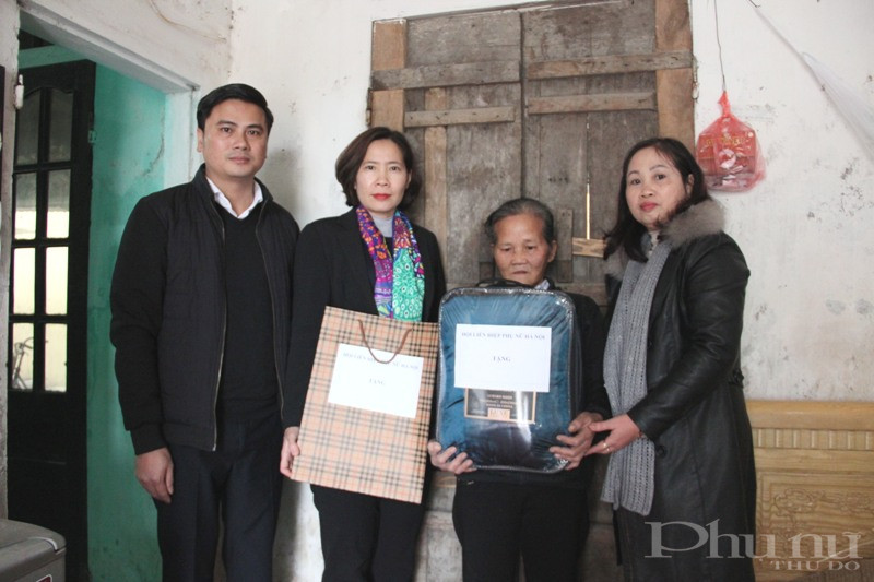 Đo&agrave;n c&ocirc;ng t&aacute;c thăm, tặng qu&agrave; b&agrave; Nguyễn Thị Trọng (SN 1967), th&ocirc;n Giữa, gi&aacute;o xứ Thạch B&iacute;ch, x&atilde; B&iacute;ch H&ograve;a, huyện Thanh Oai.