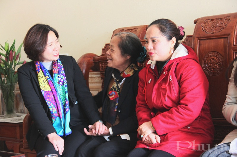 B&agrave; Dung vui vẻ tr&ograve; chuyện, chia sẻ về hoạt động c&ocirc;ng t&aacute;c Hội PN của chị em hội vi&ecirc;n th&ocirc;n Mi&ecirc;ng Thượng.