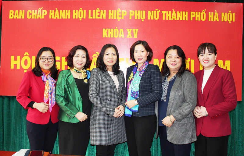 Hội nghị cũng đ&atilde; bầu bổ sung 3 đồng ch&iacute; Ủy vi&ecirc;n Ban Thường vụ Hội LHPN H&agrave; Nội gồm c&aacute;c đồng ch&iacute;: Ho&agrave;ng Thu Hồng &ndash; Trưởng ban Tuy&ecirc;n gi&aacute;o Hội LHPN H&agrave; Nội; Trần Thị Minh Nguyệt &ndash; Trưởng ban Gia đ&igrave;nh x&atilde; hội Hội LHPN H&agrave; Nội v&agrave; Nguyễn Thị Kim Tuyến &ndash; Chủ tịch Hội LHPN huyện S&oacute;c Sơn