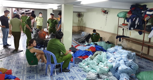 Lực lượng chức năng ph&aacute;t hiện v&agrave; xử l&yacute; cơ sở sản xuất v&agrave; kinh doanh quần &aacute;o giả mạo nh&atilde;n hiệu Adidas ở x&atilde; Tam Hiệp, Ph&uacute;c Thọ