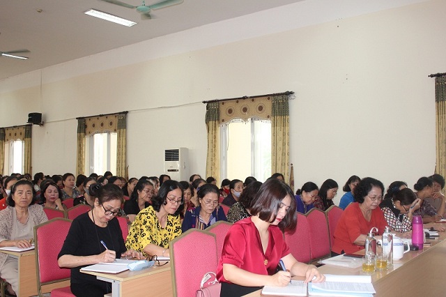 Đội ngũ c&aacute;n bộ Hội cơ sở v&agrave; quận Ho&agrave;ng Mai tại lớp tập huấn về c&ocirc;ng t&aacute;c chuẩn bị cho Đại hội Đại biểu Phụ nữ c&aacute;c cấp, nhiệm kỳ 2021-2026.