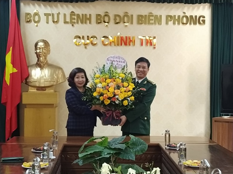 Đồng ch&iacute; L&ecirc; Thị Thi&ecirc;n Hương, Ph&oacute; Chủ tịch  Hội LHPN H&agrave; Nội thăm, ch&uacute;c mừng Bộ Tư lệnh bộ đội bi&ecirc;n ph&ograve;ng