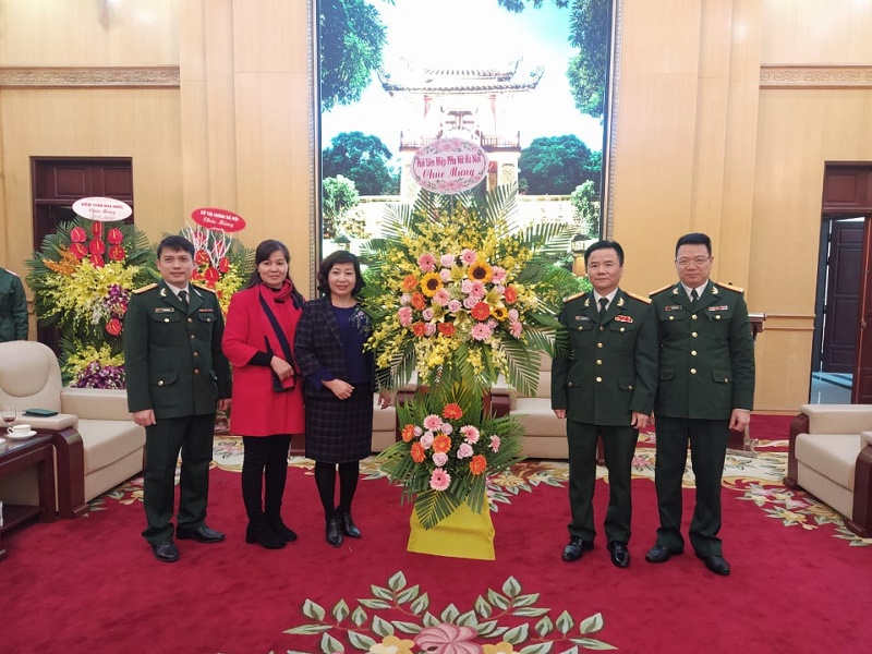 Đồng ch&iacute; L&ecirc; Thị Thi&ecirc;n Hương, Ph&oacute; Chủ tịch Hội LHPN H&agrave; Nội đại diện Hội LHPN H&agrave; Nội thăm, ch&uacute;c mừng c&aacute;n bộ chiến sĩ Bộ Tư lệnh Thủ đ&ocirc;