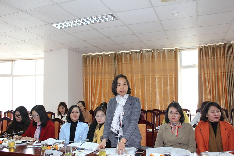 Đồng ch&iacute; Lại H&agrave; Phương - Chủ tịch Hội LHPN  quận H&agrave; Đ&ocirc;ng kiến nghị cần quan t&acirc;m đến c&ocirc;ng t&aacute;c khen thưởng đối với đội ngũ c&aacute;n bộ Hội