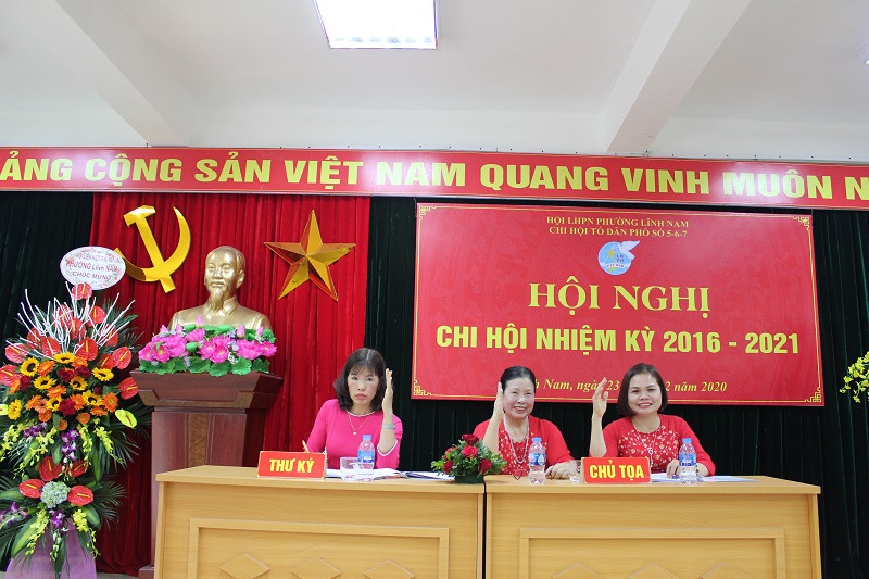 Bằng hình thức biểu quyết giơ tay, 100 đại biểu dự hội nghị đã bầu các đồng chí Chi hội trưởng, Chi hội phó Chi hội phụ nữ nhiệm kỳ 2021 -2026