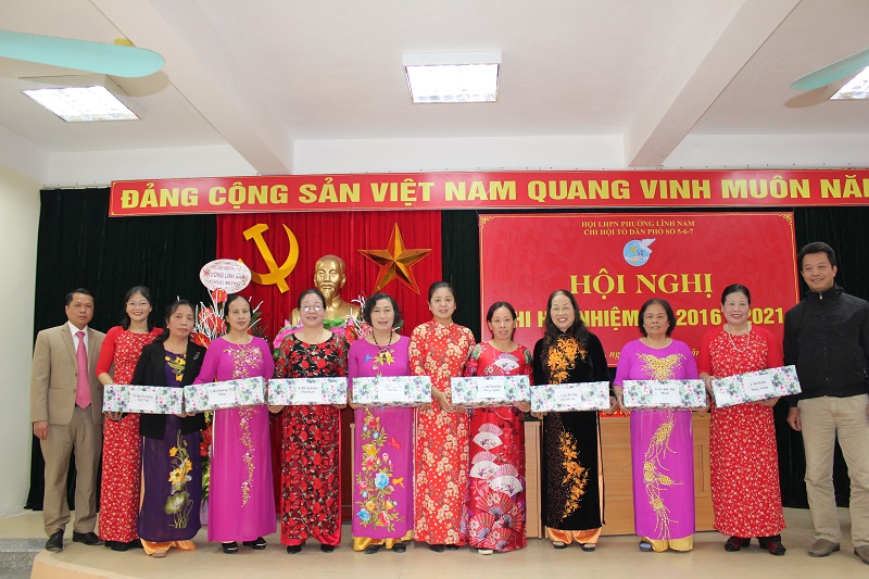 Các đồng chí lãnh đạo Hội LHPN quận, xã và khu dân cư  tặng quà cho các cán bộ , hội viên phụ nữ có thành tích xuất sắc trong nhiệm kỳ qua