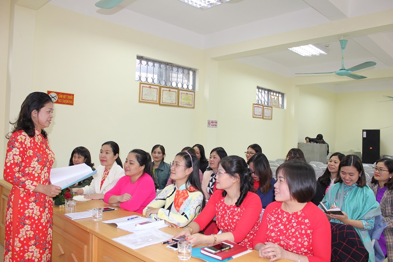 Kết thúc hội nghi, Hội LHPN quận Hoàng Mai đã tổ chức họp bàn trao đổi với các đồng chí Chủ tịch Hội LHPN các phường về tham dự hội nghị nhằm rút kinh nghiệm trong quá trình tổ chức Hội nghị Chi hội điểm tại phường Lĩnh Nam để tổ chức hội nghị tại các địa bàn còn lại