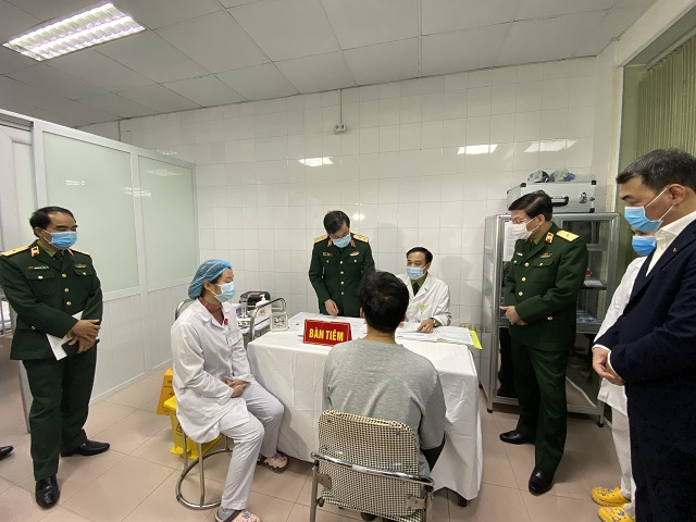 1 trong 3 tình nguyện viên đầu tiên tham gia tiêm thử nghiệm vắc-xin Covid-19 của Việt Nam 1 trong 3 tình nguyện viên đầu tiên tham gia tiêm thử nghiệm vắc-xin Covid-19 của Việt Nam